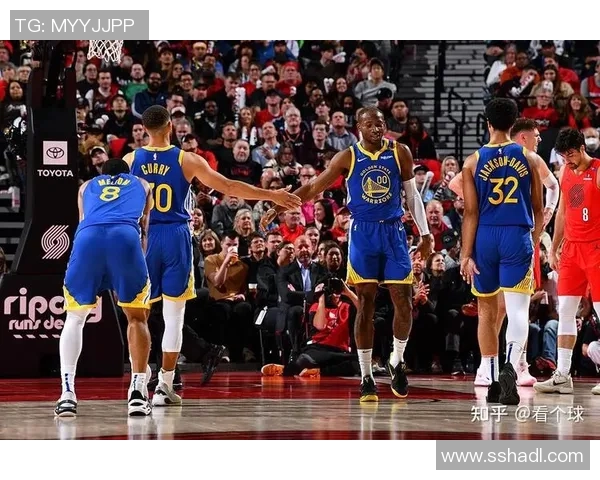 勇士与开拓者西决首战激烈对决球迷见证精彩瞬间与战术较量 勇士与开拓者西决首战激烈对决球迷见证精彩瞬间与战术较量